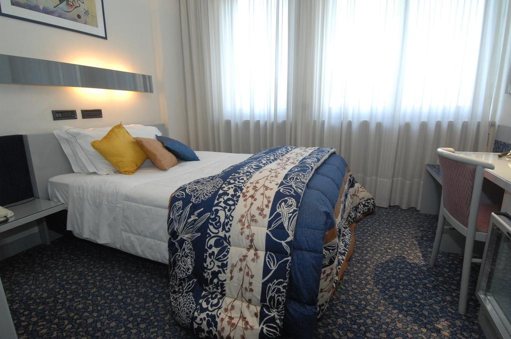 Hotel Michelangelo Biella Cameră foto